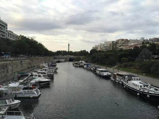 Top Floor With Eiffel Tower View And Roof Top 파리 아파트