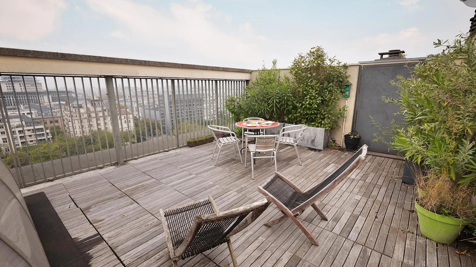 Top Floor With Eiffel Tower View And Roof Top 파리 프랑스