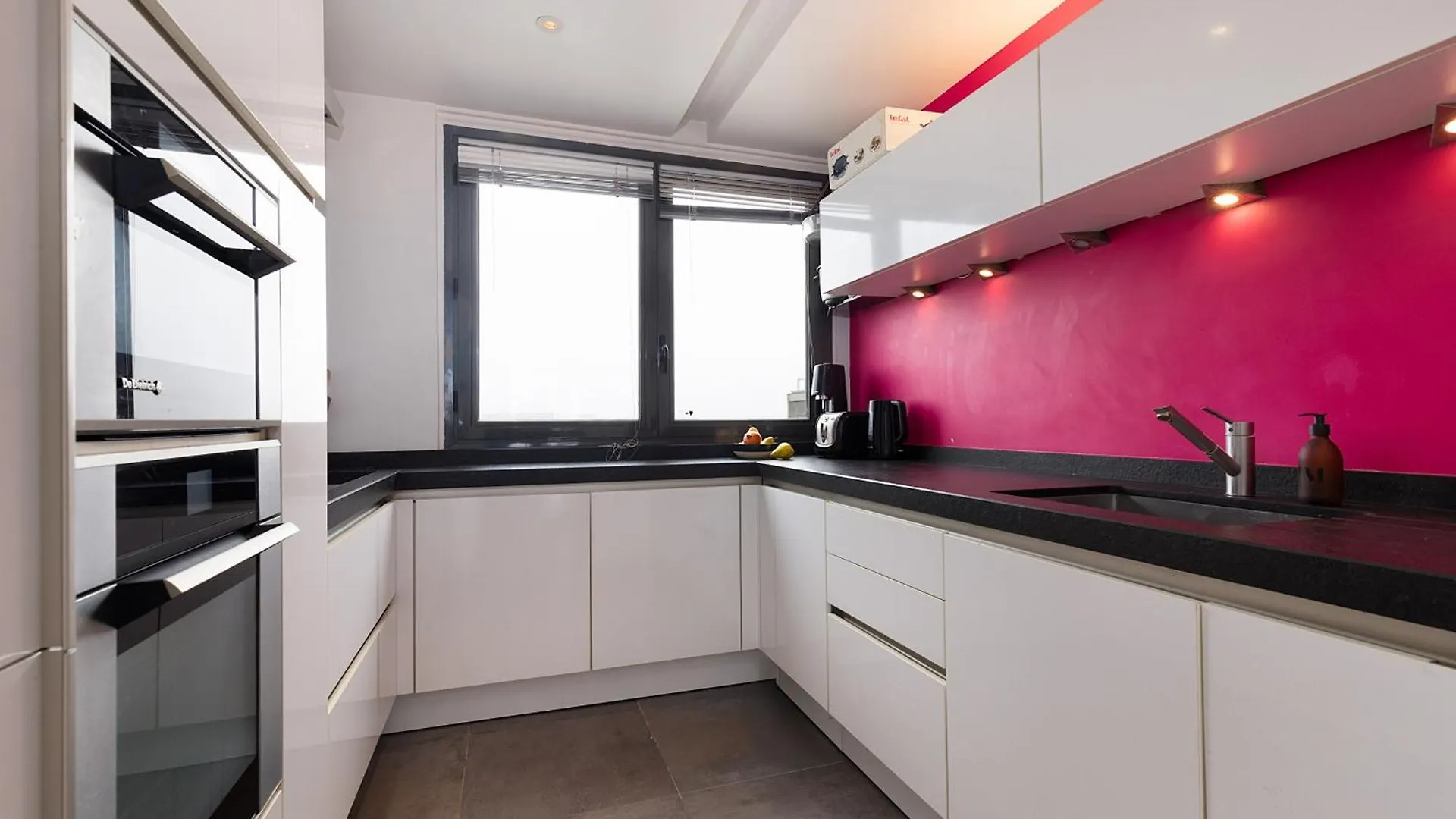 Top Floor With Eiffel Tower View And Roof Top 파리 아파트