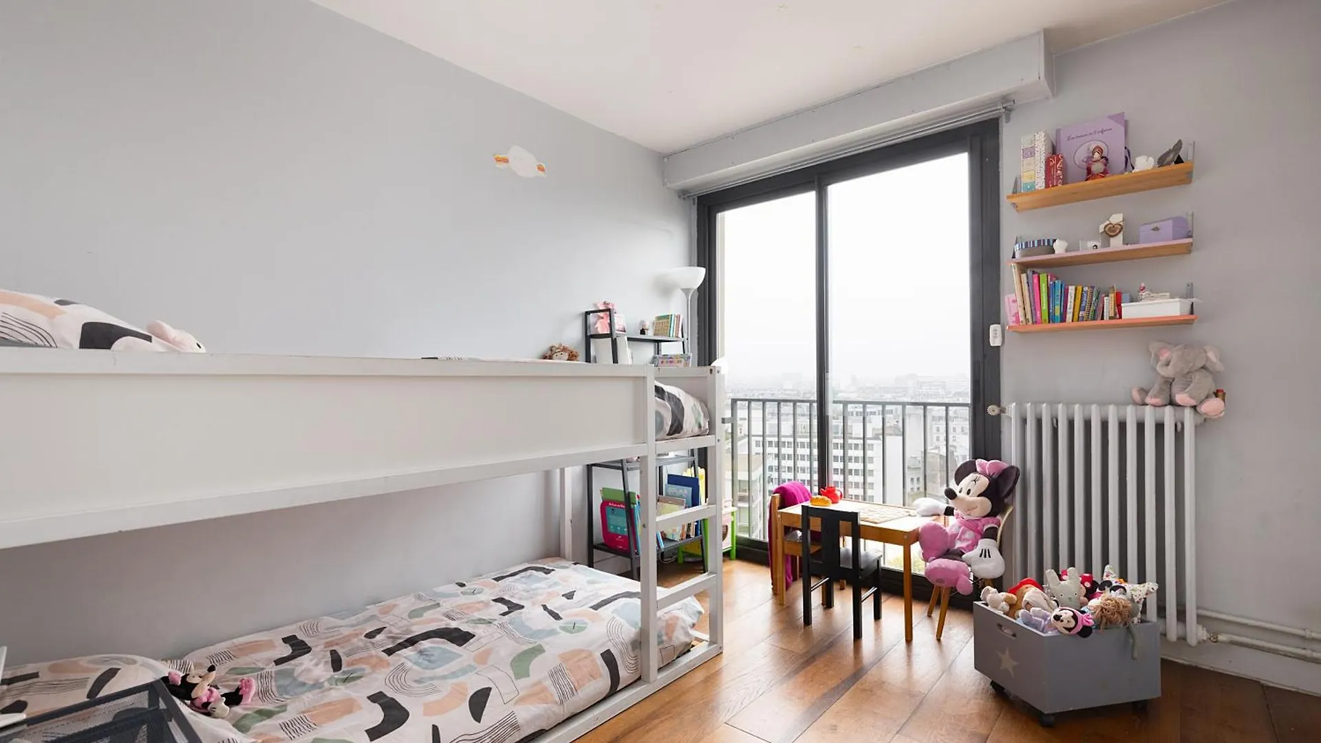 Top Floor With Eiffel Tower View And Roof Top 파리