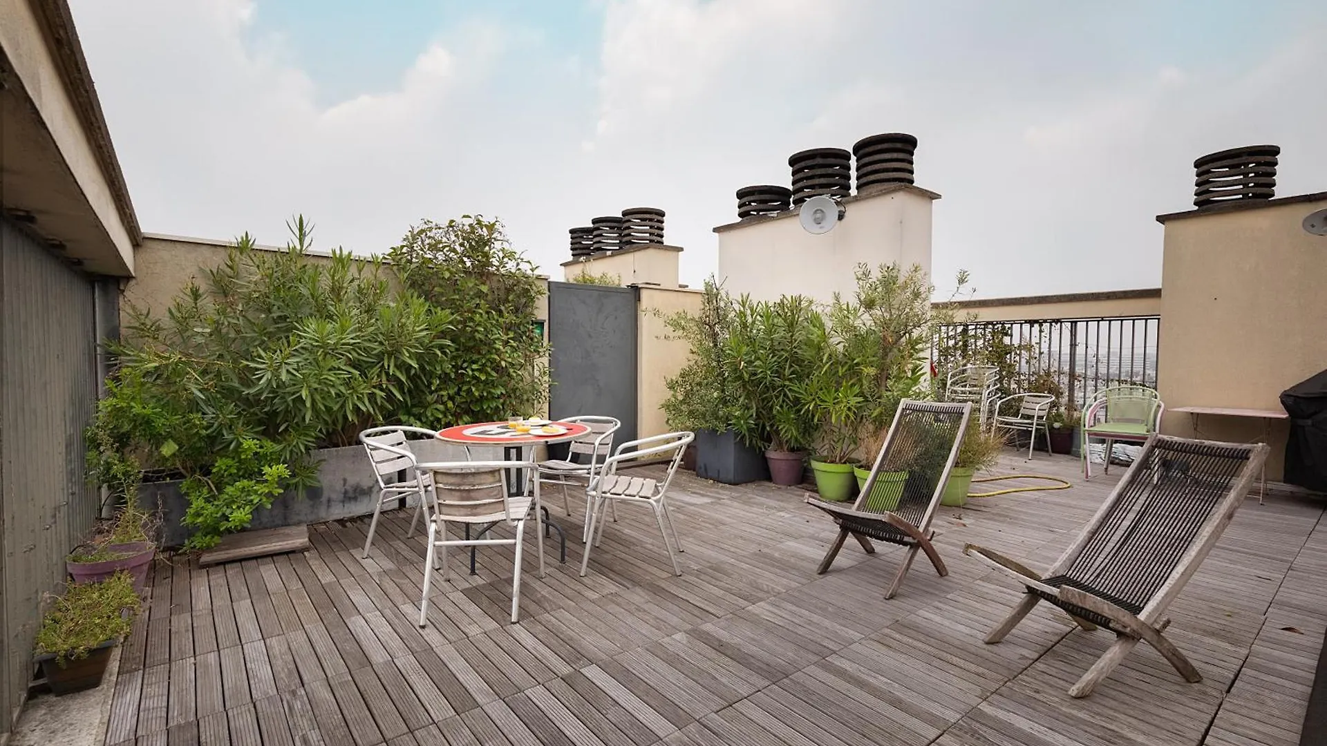 Top Floor With Eiffel Tower View And Roof Top Paris Lägenhet